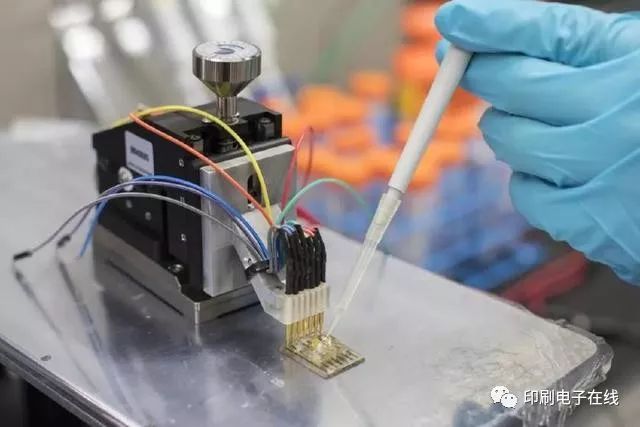 英国剑桥大学与沙特阿卜杜拉国王科技大学开发出一种由半导电塑料制成的低成本传感器